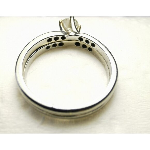 18 kt White Gold Solitaire Diamond Ring with Diamond Accents Size 5.5 - Picture 3 of 13